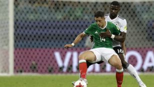 Rüdiger y Chicharito pelean un balón en el partido de Confederaciones