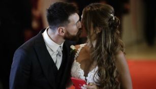 Messi besa a Antonella en su boda