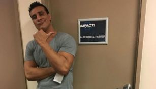 Alberto del Río posando para la foto