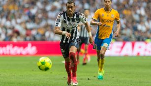 Funes Mori disputa un duelo con Rayados en el C2017