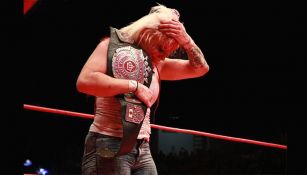 Taya presume el campeonato Reina de Reinas