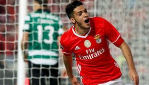 Raúl Jiménez festeja gol con el Benfica