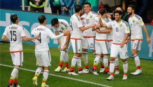 Jugadores de México festejan un gol en contra de Portugal