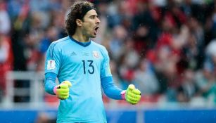 Ochoa grita en una jugada del partido entre México y Portugal