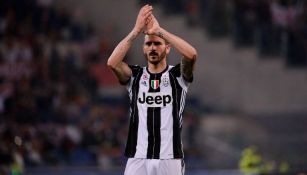 Bonucci aplaude para agradecer el apoyo de la afición de la Juve