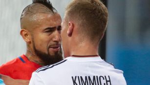 Vidal encara a su compañero de equipo, Joshua Kimmich