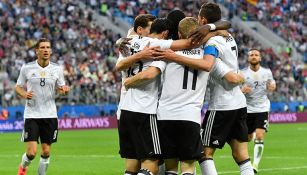 Alemanes festejan gol contra Chile en Final de Confederaciones