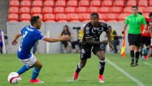 Dorlan Pabón pelea un balón con Omar Mendoza