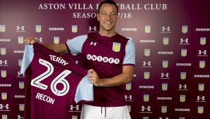 John Terry posa con su nueva camiseta del Aston Villa 