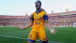 Antonio Briseño festeja un gol con Tigres