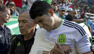 Alan Pulido sale del campo tras su lesión en el húmero