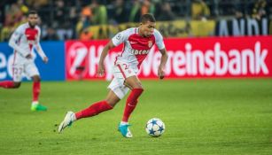 Mbappé conduce un balón en un partido con el Mónaco