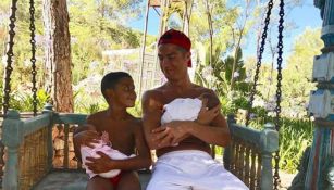 Cristiano Ronaldo cargando a sus gemelos con su hijo mayor