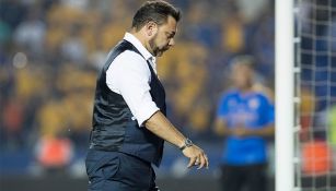 Mohamed va a los vestidores durante juego de Monterrey 