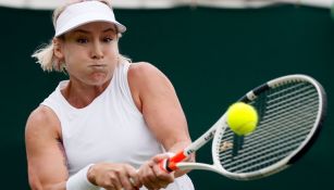 Mattek-Sands devuelve la bola en juego de Wimbledon