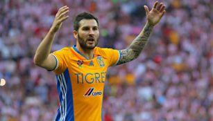 André-Pierre Gignac reclama en un duelo contra las Chivas