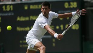 Djokovic, durante juego en Wimbledon 