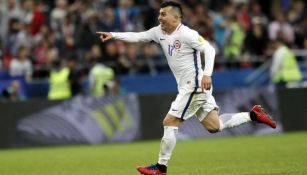 Medel celebra un gol de Chile 