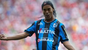 Ronaldinho festeja un gol con Querétaro 