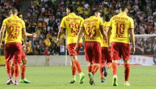 Los jugadores de Morelia festejan el gol con el que empataron a Chivas