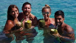 Las parejas disfrutan del mar de Antigua y Barbuda