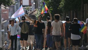 Un grupo de personas marchan por el orgullo LGBT