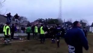 Aficionado entona canción de 'Rocky' durante riña en la cancha