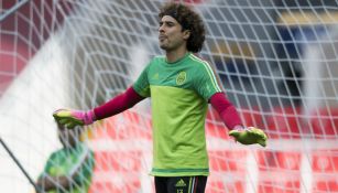 Guillermo Ochoa en un entrenamiento con el Tri