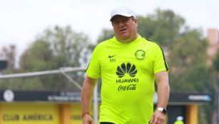 Miguel Herrera al término de una práctica con América