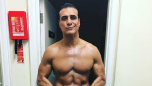 Alberto el Patrón posando para la foto previo a una lucha