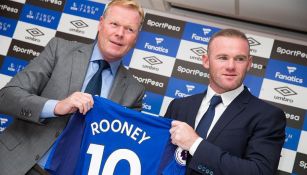 Wayne Rooney posa con la playera del Everton