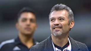 José Luis Higuera captado sonriendo previo a un partido de Chivas