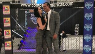 Paige y El Patrón posan muy enamorados en un evento