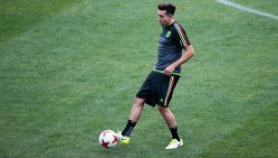 Héctor Herrera entrena con el Tri en Copa Confederaciones