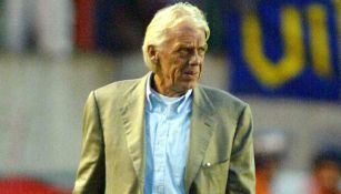 Leo Beenhakker en un partido del América