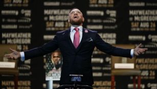 McGregor posa durante la presentación de su pelea contra Mayweather