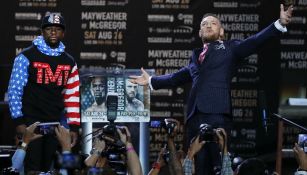 Conor McGregor y Floyd Mayweather en la conferencia de prensa