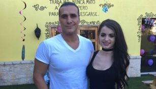 Alberto El Patrón y Paige posan en una fiesta