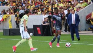 Jefferson Cuero encara a Paul Aguilar en el Rio Tinto Stadium