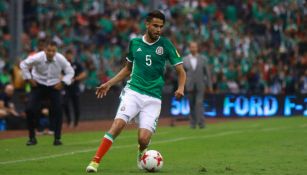 Diego Reyes disputa un juego con la Selección Mexicana