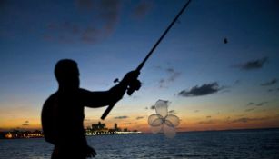 Pescador utiliza los condones 