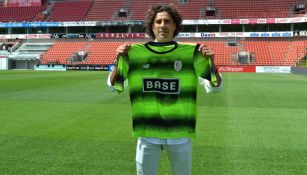 Guillermo Ochoa posa con la playera del Standard Lieja