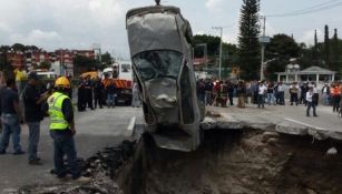 Así rescataron el vehículo que cayó en el socavón en el Paso Exprés