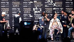 Mayweather avienta billetes a su adversario 