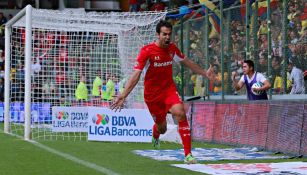 Pablo Velázquez festeja un gol con Toluca 