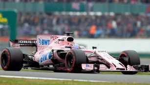 Checo recorre el circuito de Silverstone en Londres 