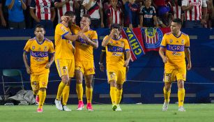 Jugadores de Tigres celebran el gol