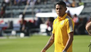 Javier Aquino caminando en la cancha del Azul previo a un juego con Tigres