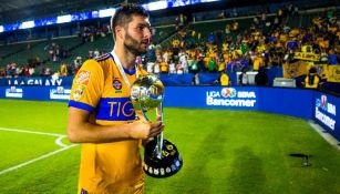 Gignac carga el trofeo del Campeón de Campeones con Tigres