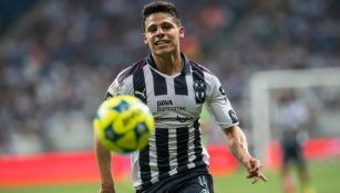 Alfonso González intenta controlar el balón en un juego de Rayados